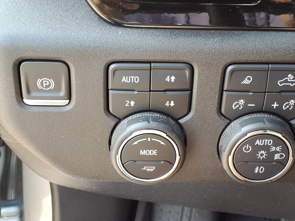 Used 2023 Chevrolet Silverado 1500 High Country w/ High Country Premium Package AWD/4WD image 29
