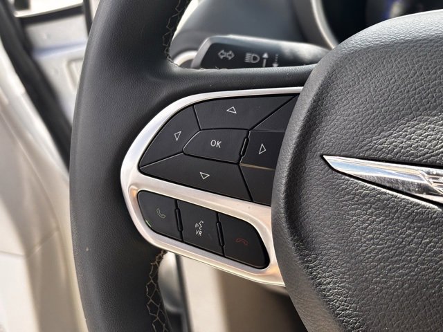 Used 2024 Chrysler Pacifica Touring-L image 9