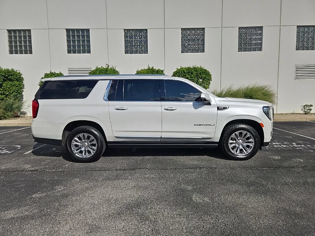 Used 2023 GMC Yukon XL Denali AWD/4WD image 9