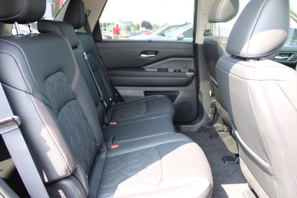 New 2026 Nissan Pathfinder Platinum w/ Cargo Package AWD/4WD image 17
