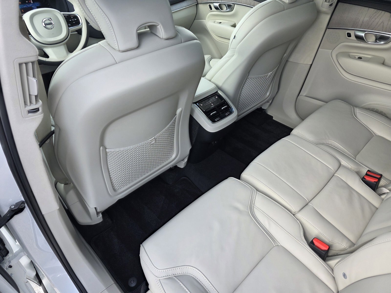Used 2024 Volvo XC90 B6 Ultimate w/ Lounge Package image 15