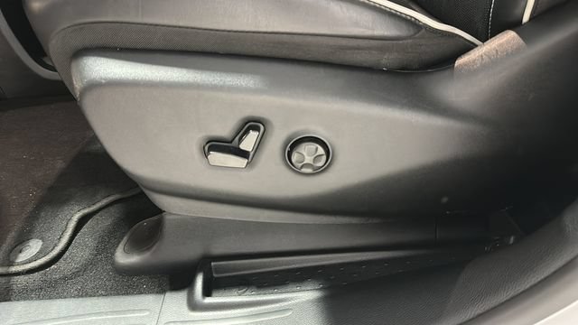 Used 2025 Chrysler Pacifica Limited FWD image 8