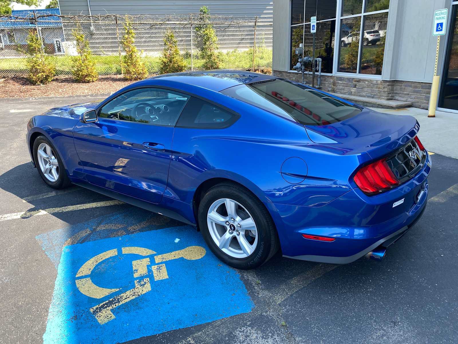 Used 2018 Ford Mustang Coupe RWD image 3