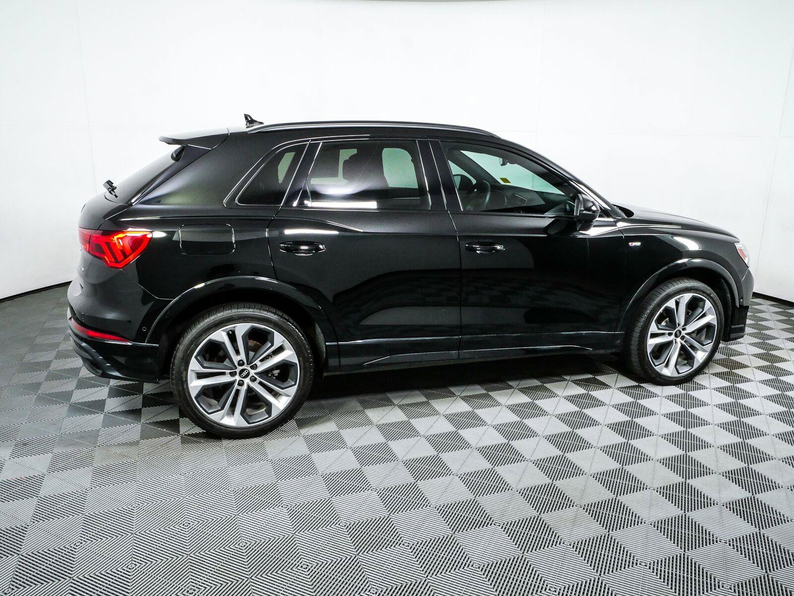 Used 2021 Audi Q3 2.0T Premium Plus w/ Premium Plus Package AWD/4WD image 2