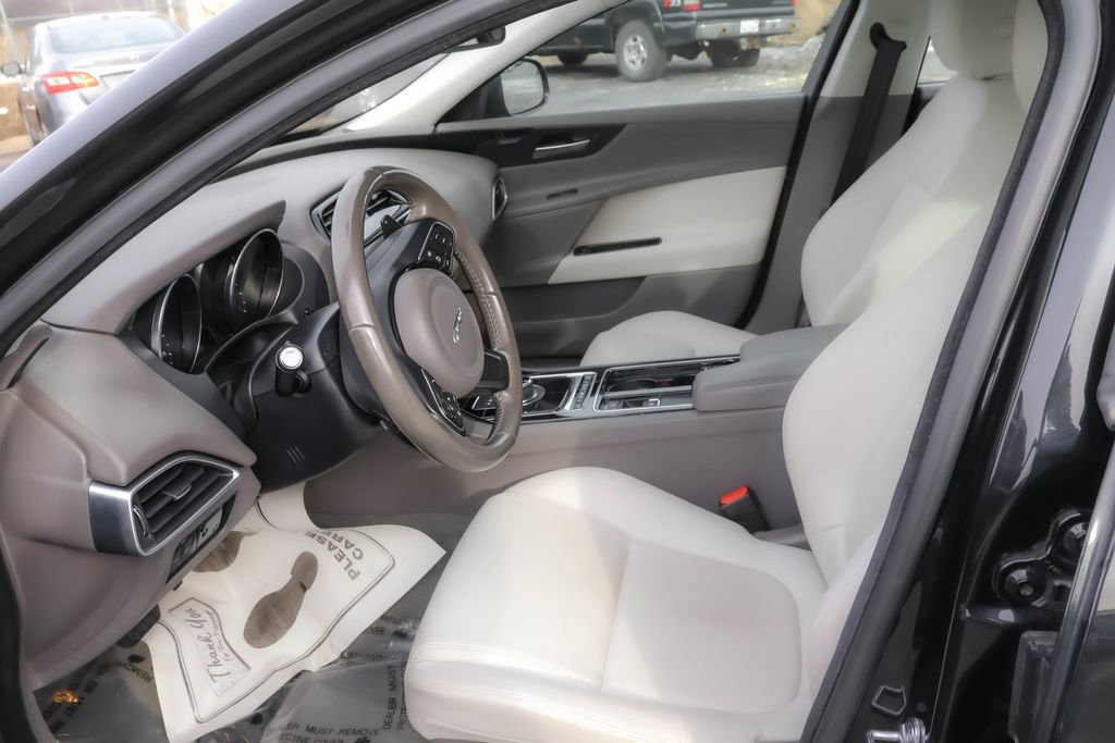 Used 2018 Jaguar XE Premium image 5