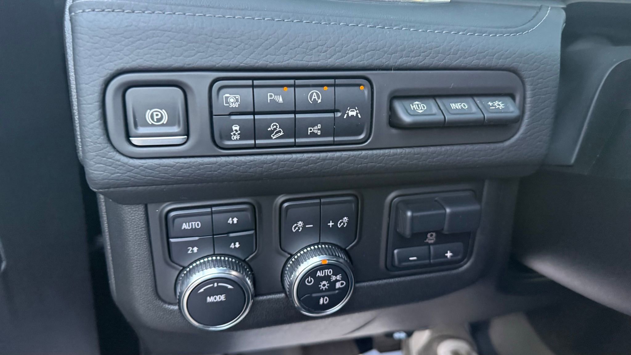 Used 2024 GMC Yukon XL Denali w/ Advanced Technology Package image 42