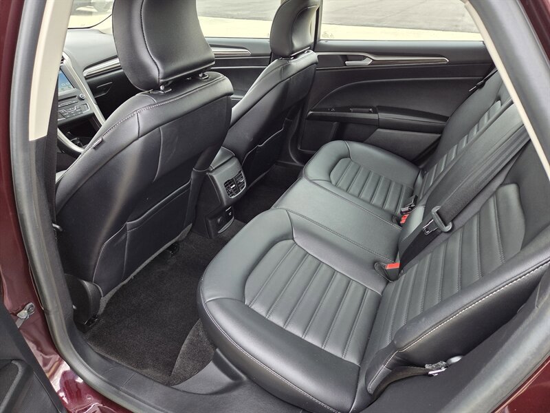 Used 2018 Ford Fusion SE w/ Fusion SE Technology Package FWD image 11