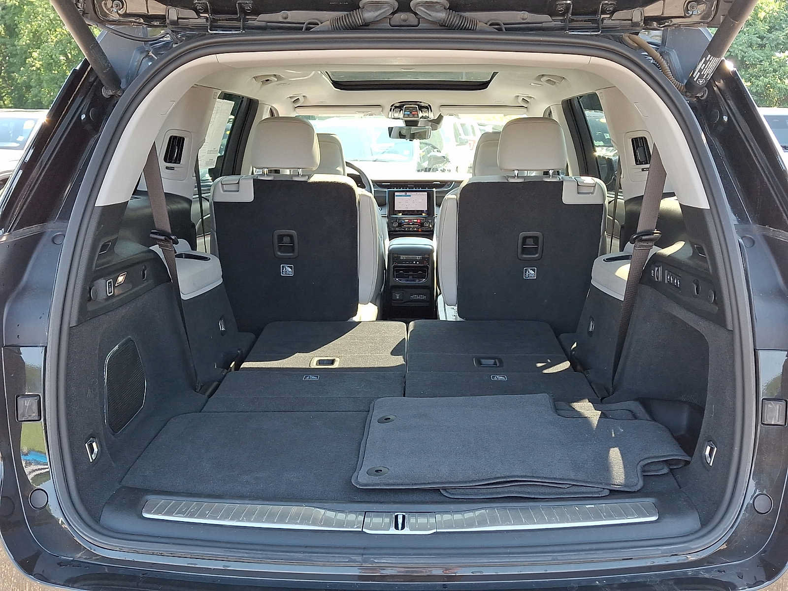 Certified 2022 Jeep Grand Cherokee L Overland w/ Luxury Tech Group IV AWD/4WD image 33