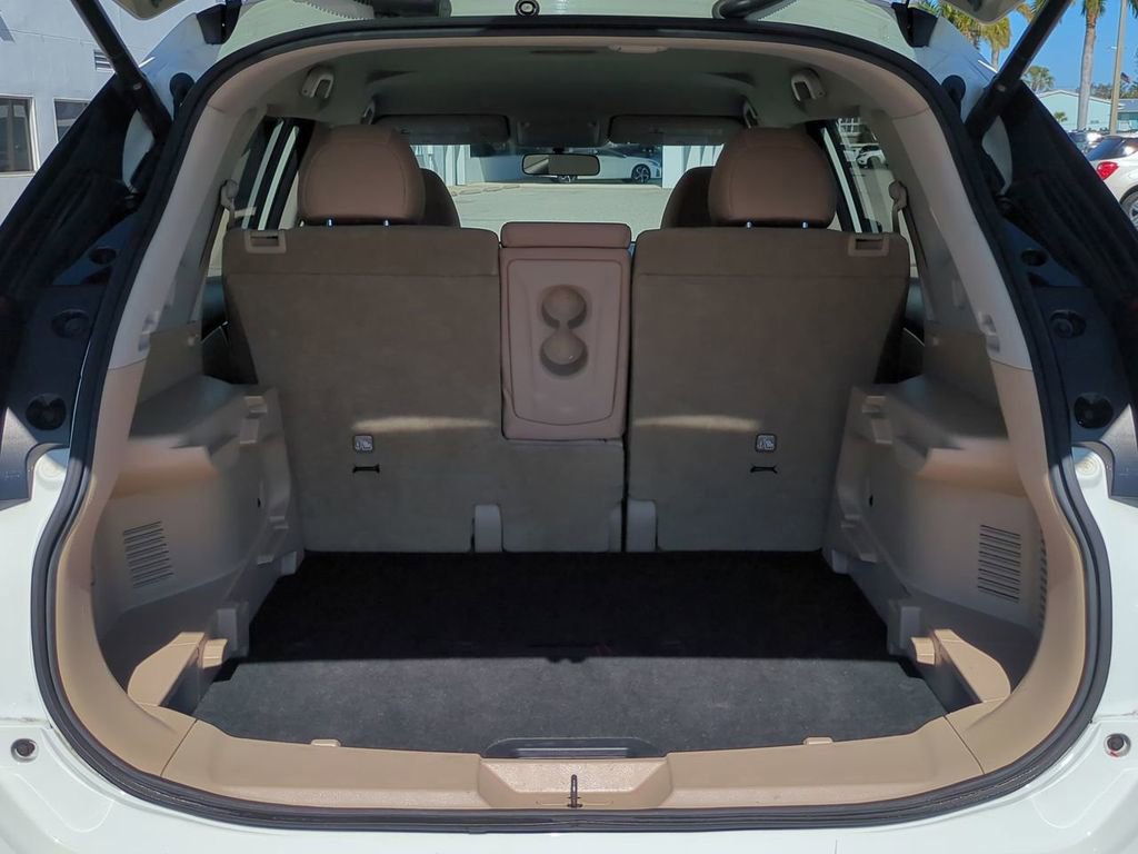 Used 2017 Nissan Rogue SV w/ SV Premium Package image 13