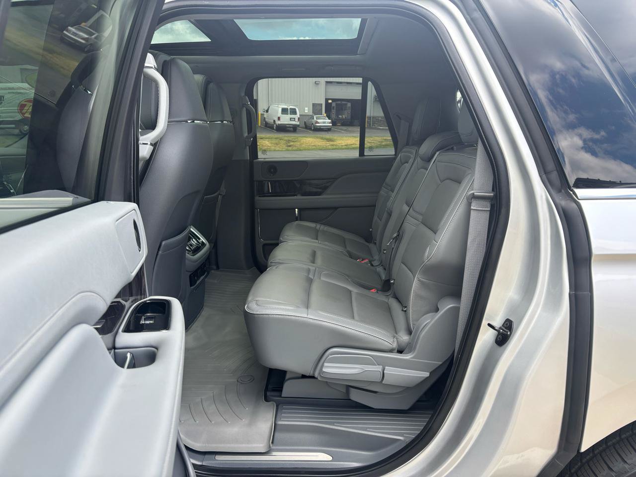 Used 2018 Lincoln Navigator L Reserve w/ Technology Package AWD/4WD image 10