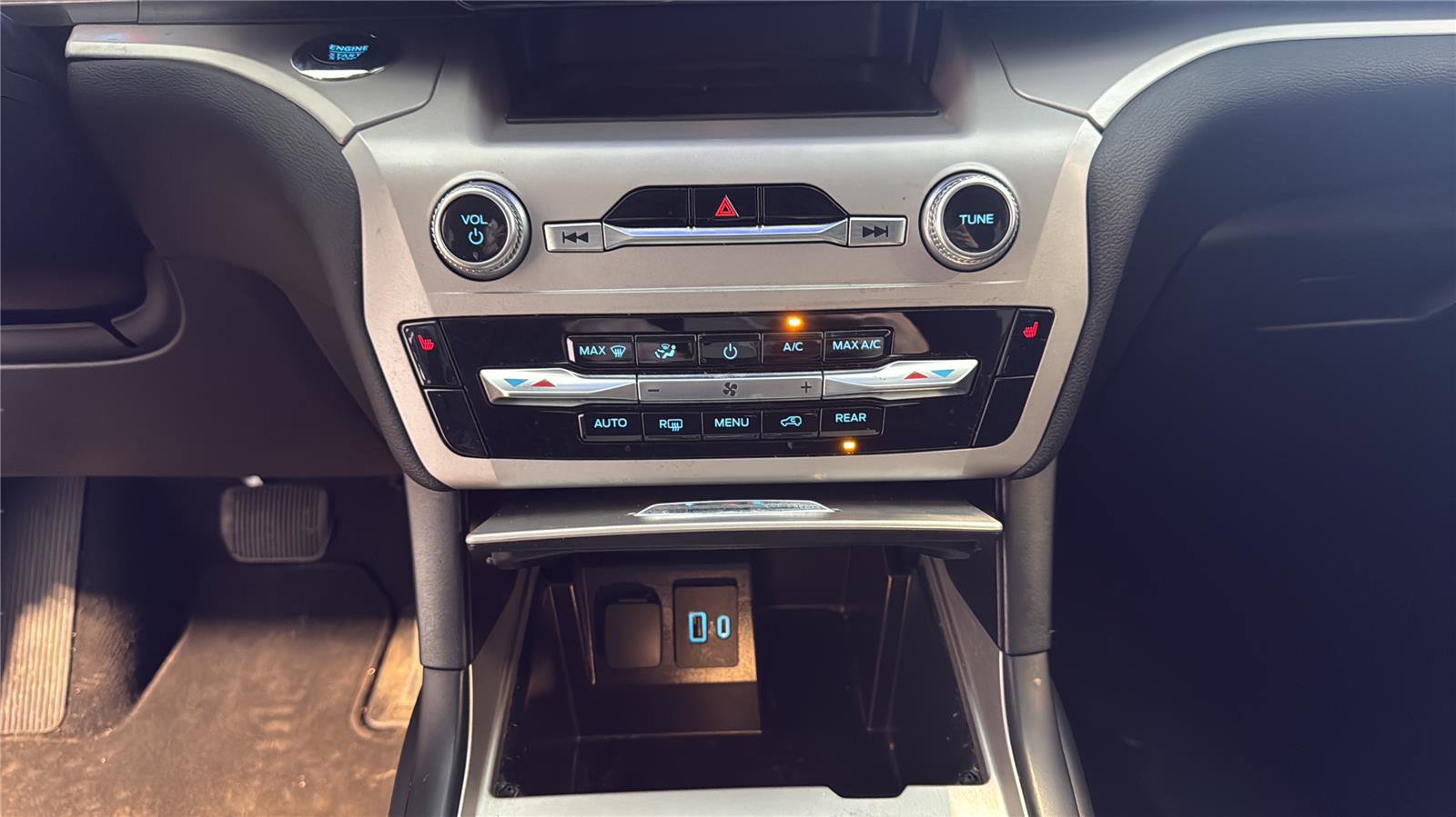 Used 2023 Ford Explorer XLT image 23