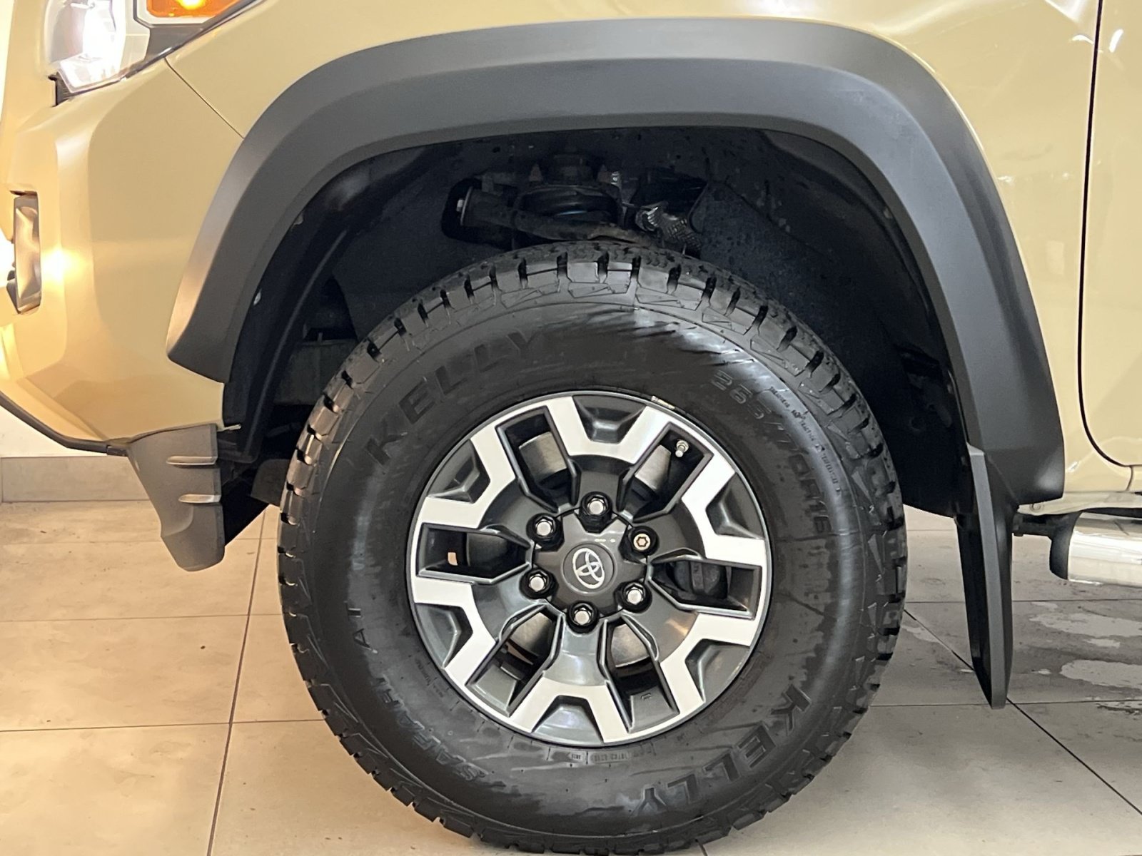 Used 2018 Toyota Tacoma TRD Off-Road w/ Technology Package AWD/4WD image 11