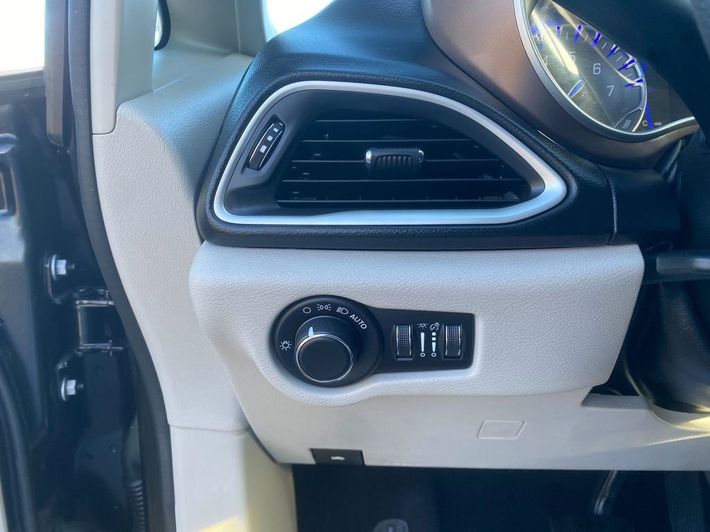 Used 2020 Chrysler Voyager LX image 14