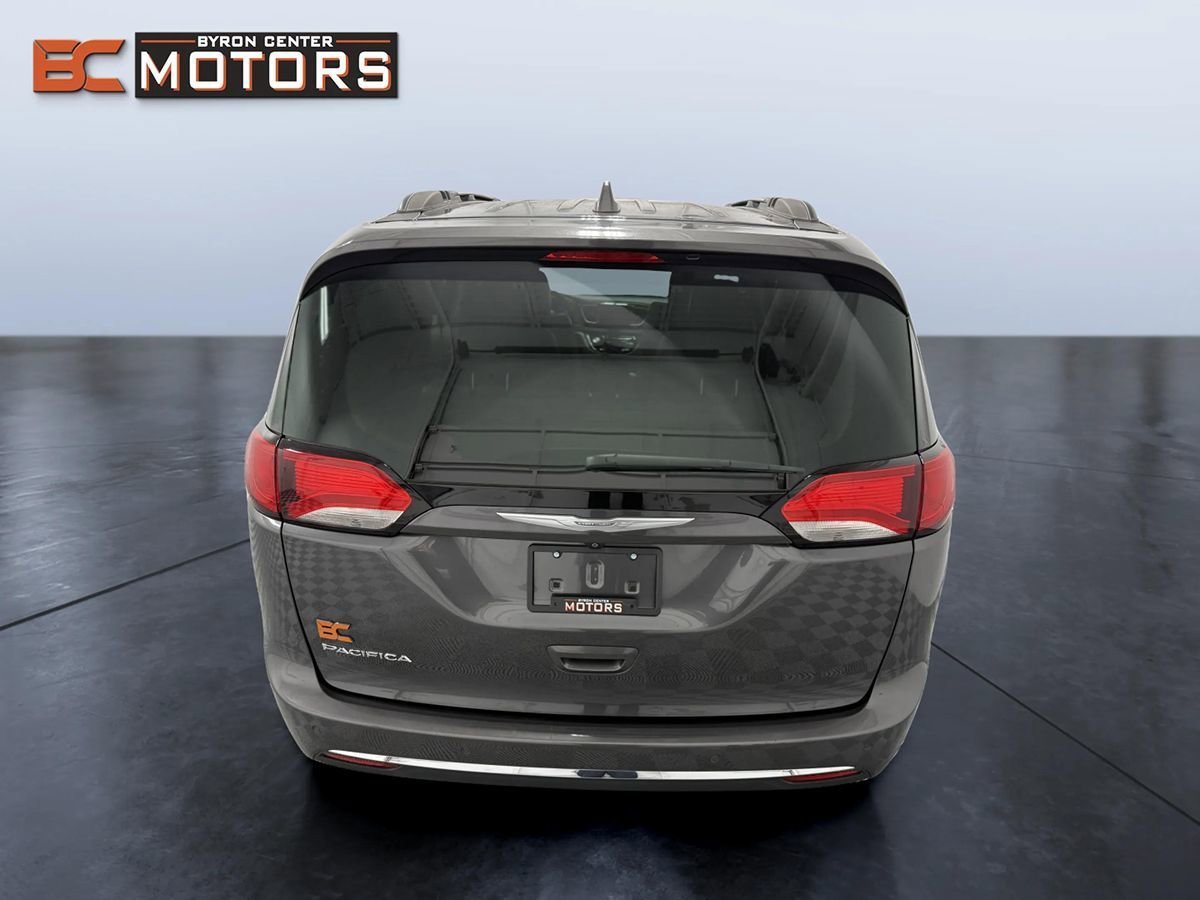 Used 2017 Chrysler Pacifica Touring-L w/ Tire & Wheel Group FWD image 5
