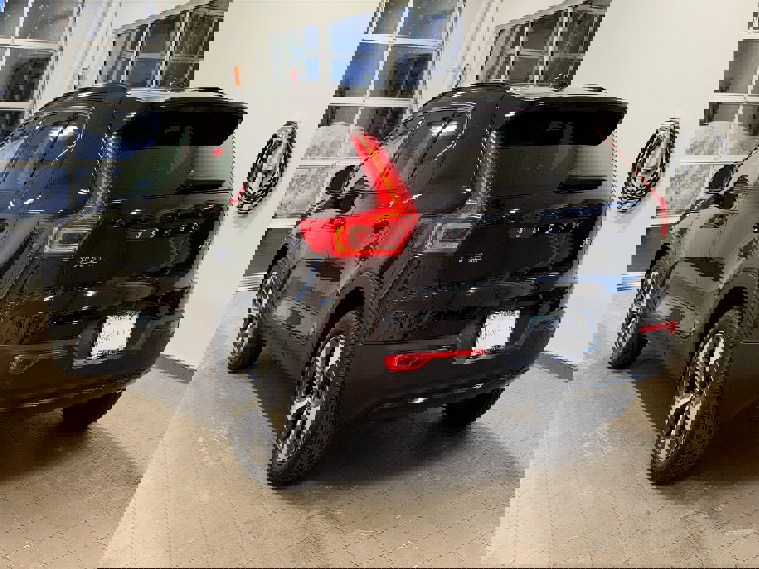 Certified 2025 Volvo XC40 B5 Plus image 9