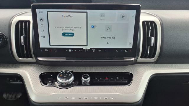 Used 2025 Ford Expedition Active image 29