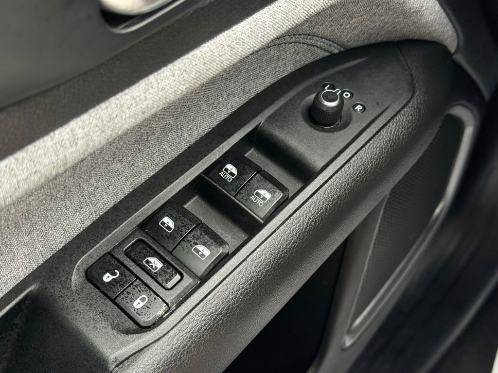 Used 2025 Jeep Compass Latitude image 31