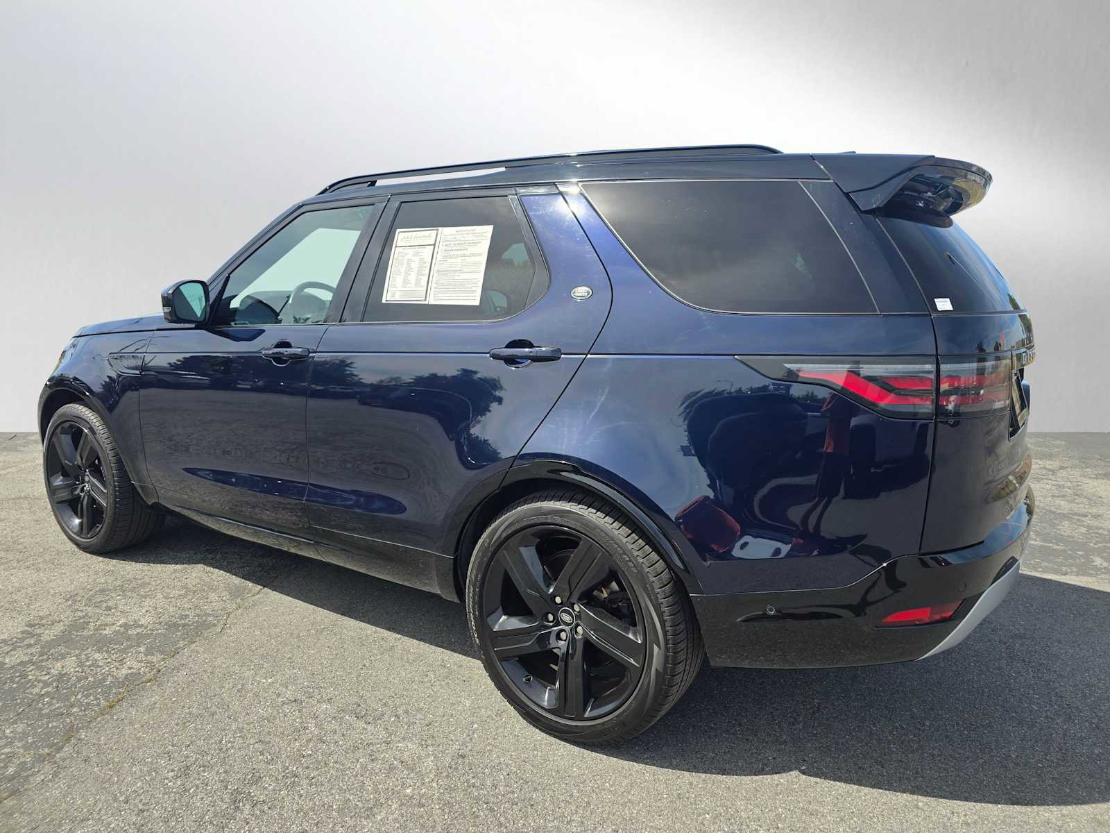 Used 2023 Land Rover Discovery Metropolitan Edition image 3