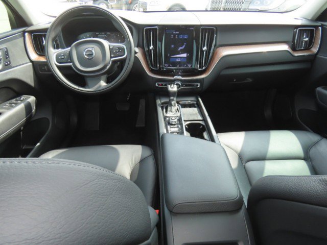 Used 2021 Volvo XC60 T5 Momentum w/ Advanced Package FWD image 22