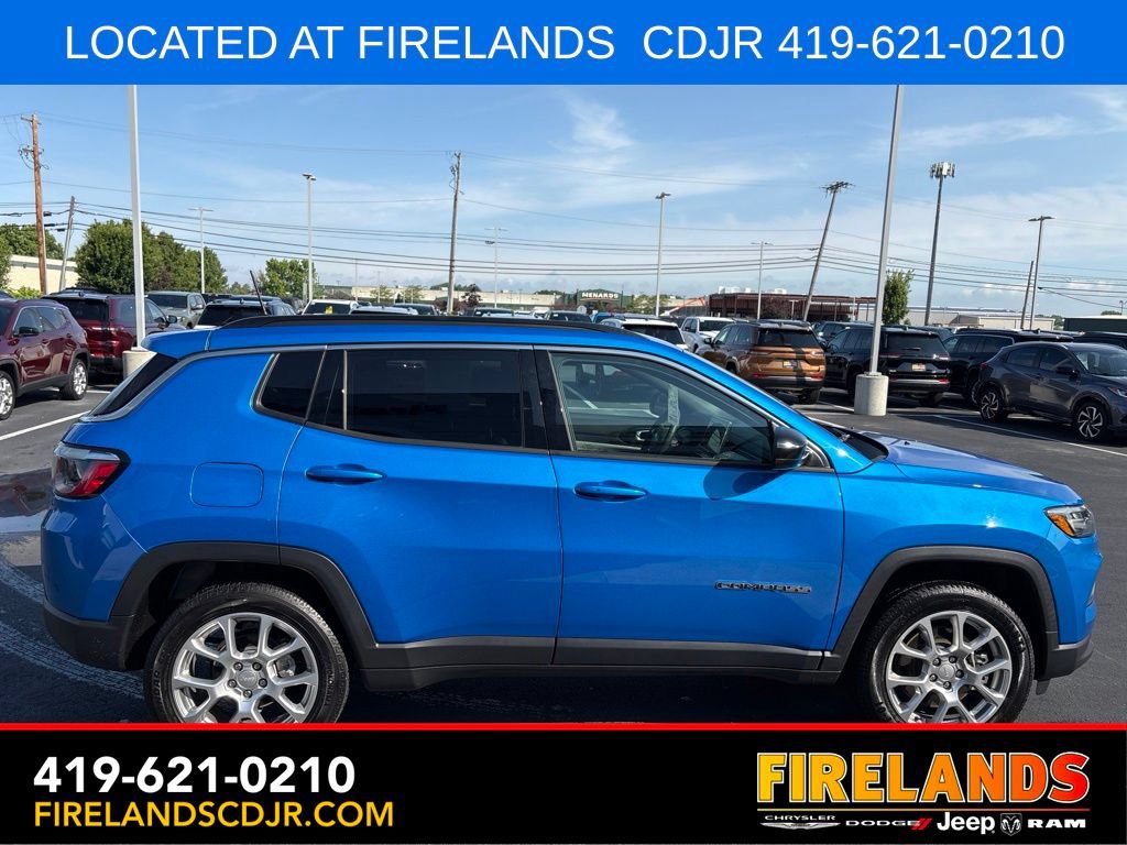 Used 2024 Jeep Compass Latitude w/ Sun and Sound Group AWD/4WD image 6