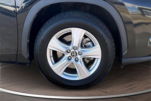 Used 2023 Toyota Highlander LE image 9