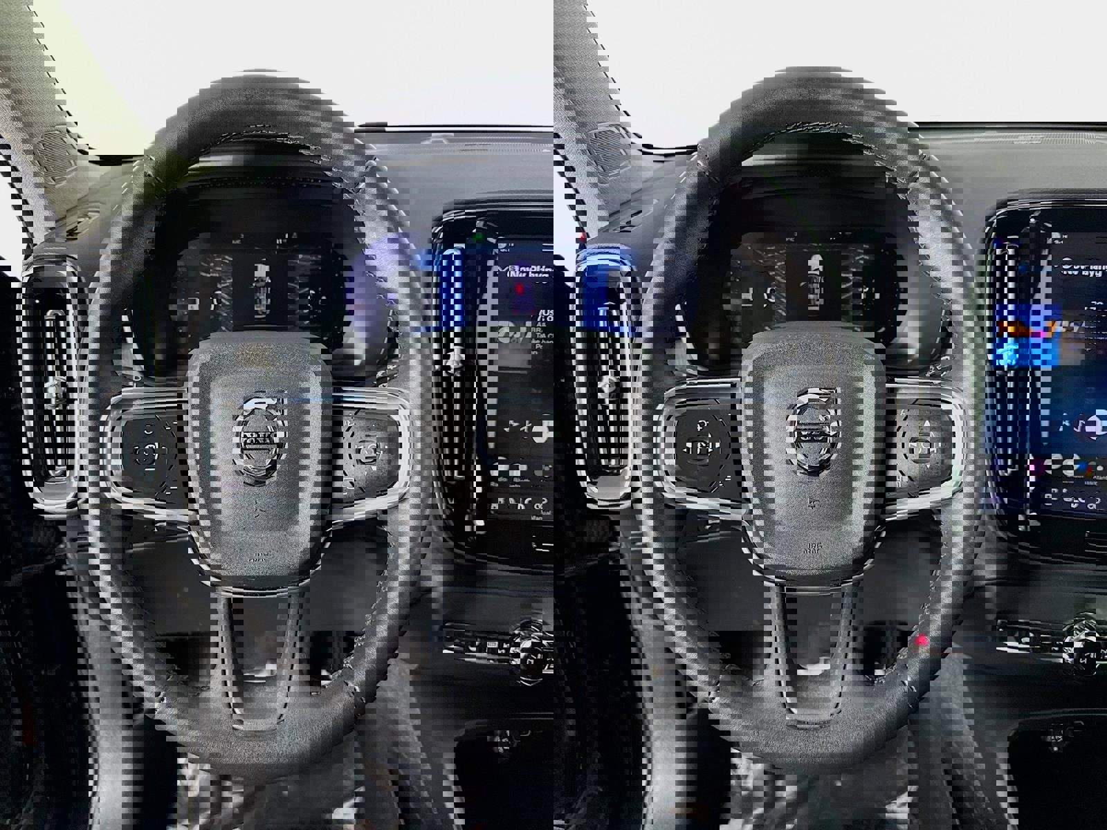 Used 2023 Volvo XC40 B4 Ultimate image 13