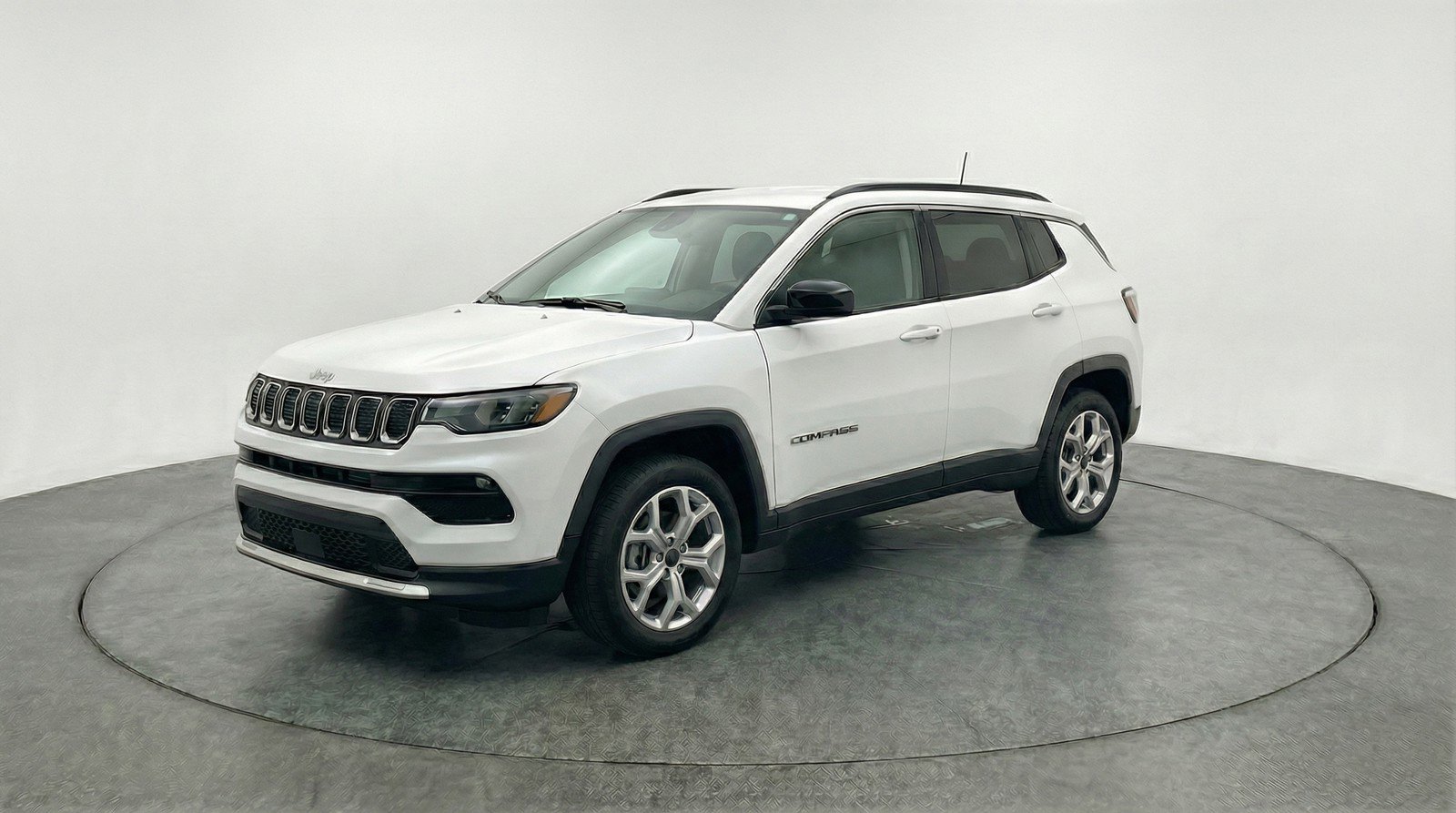 Used 2025 Jeep Compass Latitude AWD/4WD image 2
