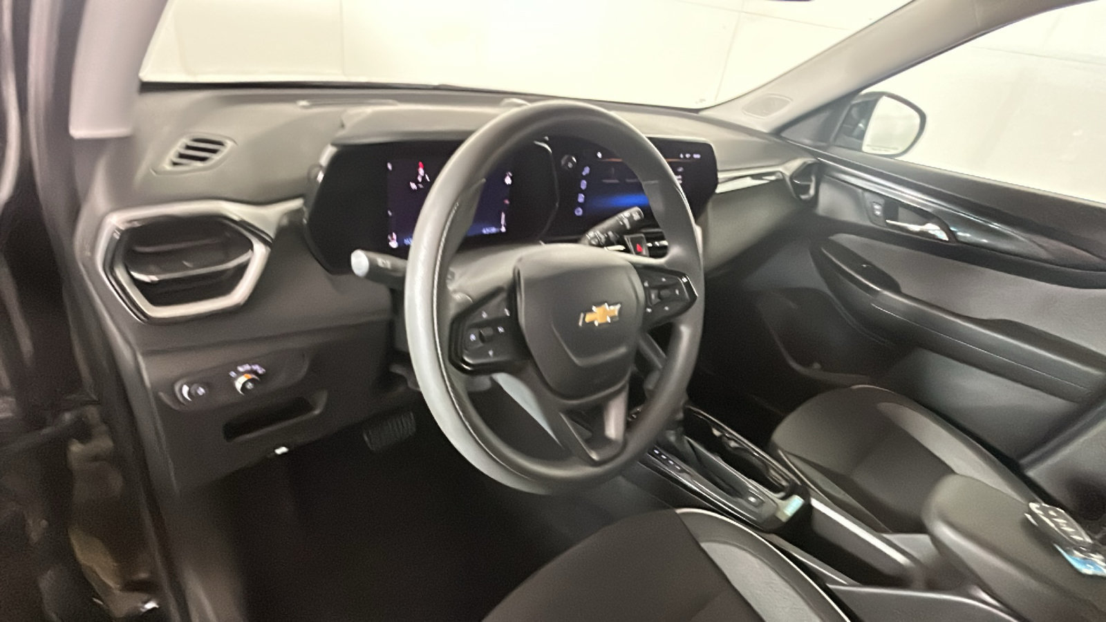 Used 2025 Chevrolet TrailBlazer LT AWD/4WD image 16