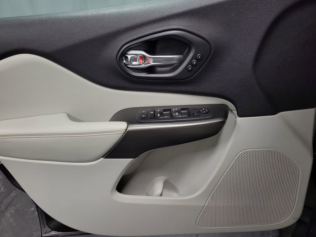 Used 2020 Jeep Cherokee Limited w/ Technology Group image 23