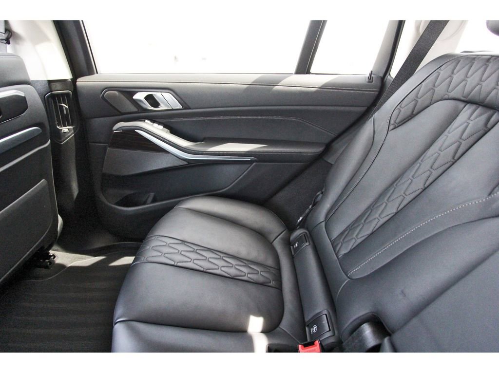 Used 2025 BMW X7 xDrive40i image 12