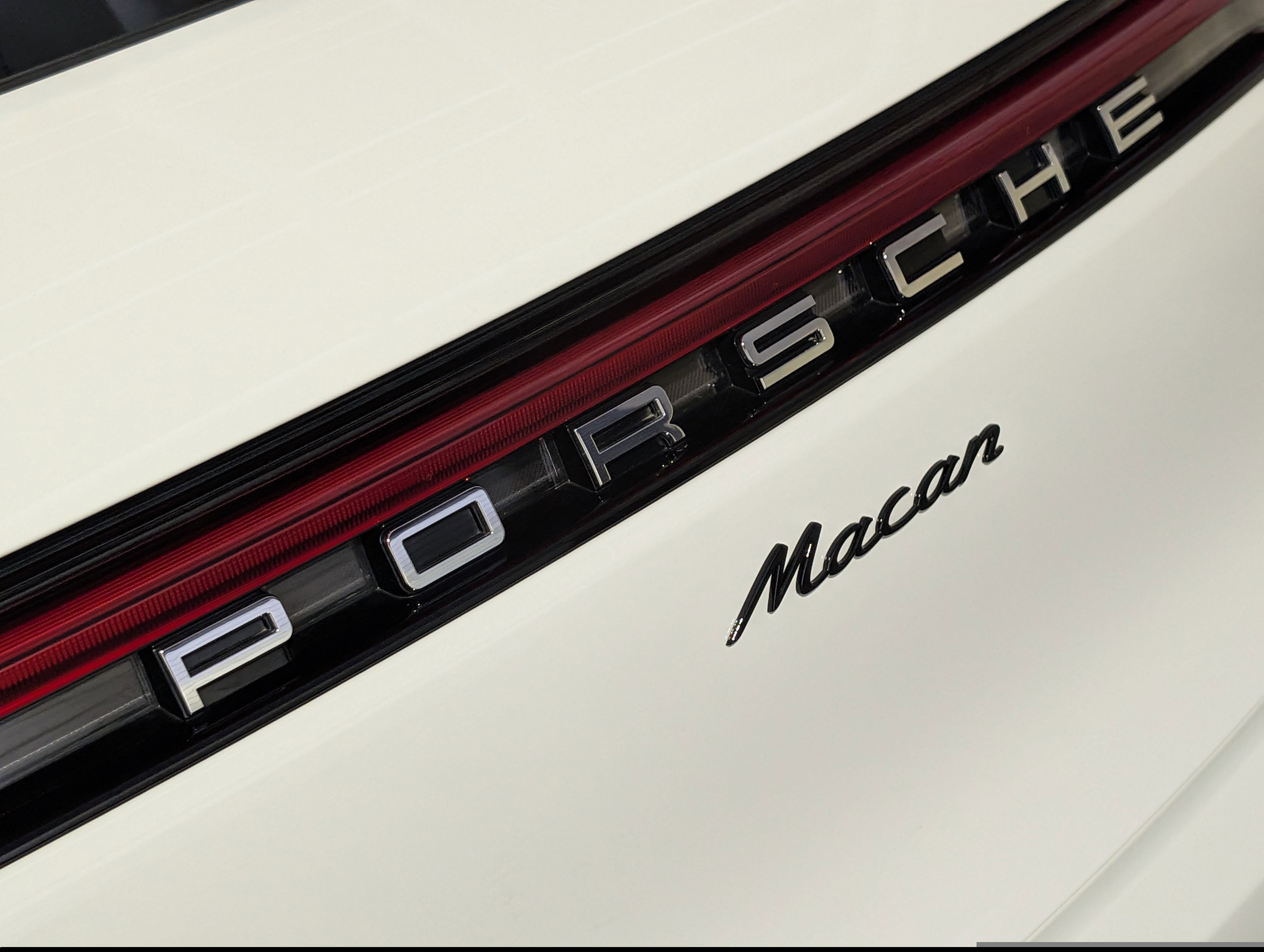 Certified 2026 Porsche Macan AWD/4WD image 17