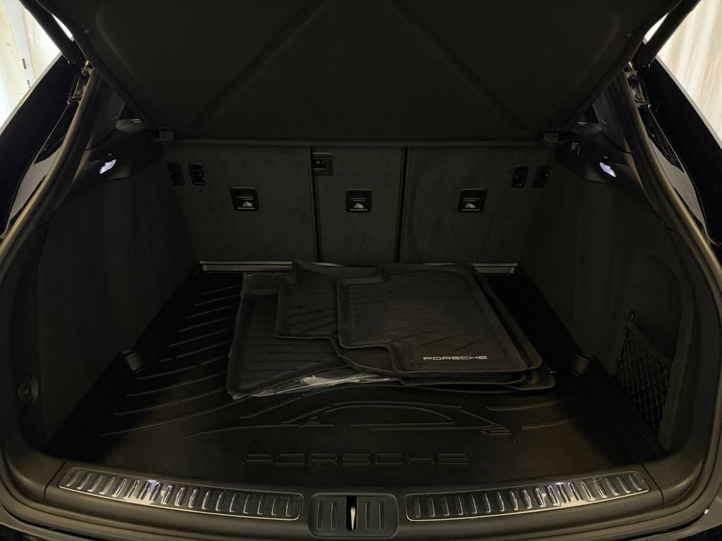 Certified 2023 Porsche Macan AWD/4WD image 28