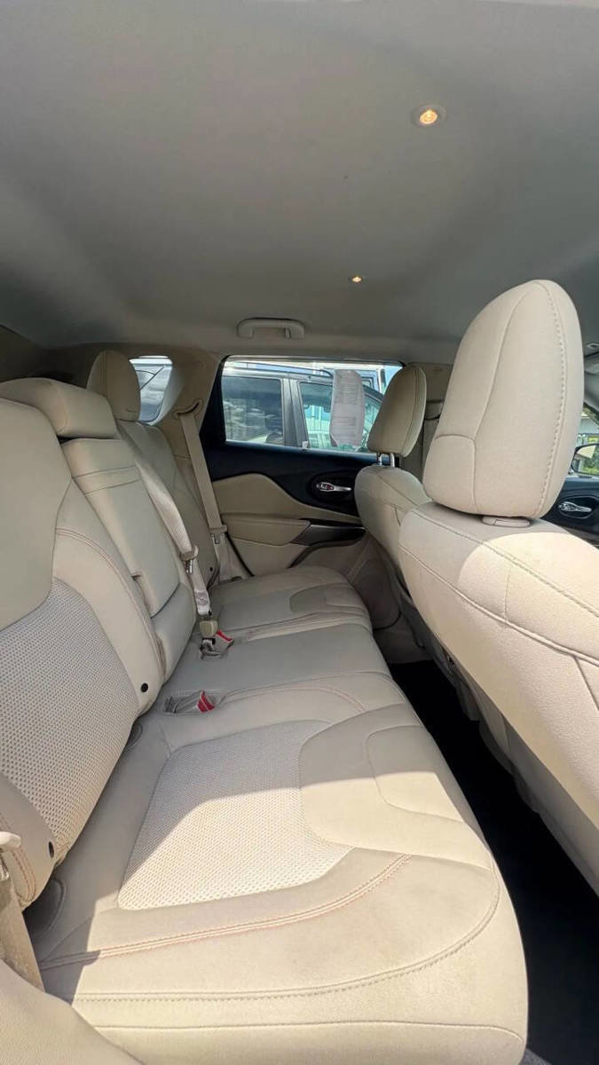 Used 2019 Jeep Cherokee Latitude w/ Popular Appearance Group image 7