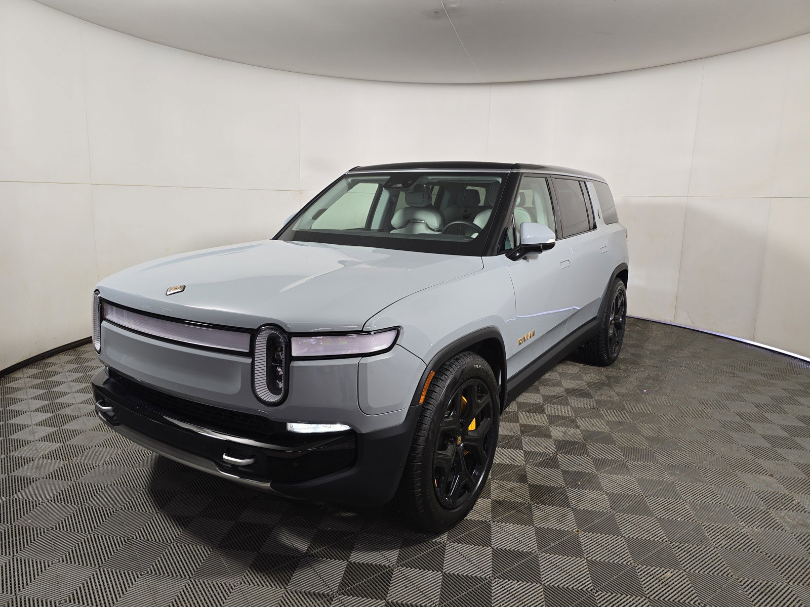 Used 2024 Rivian R1S Adventure AWD/4WD image 1