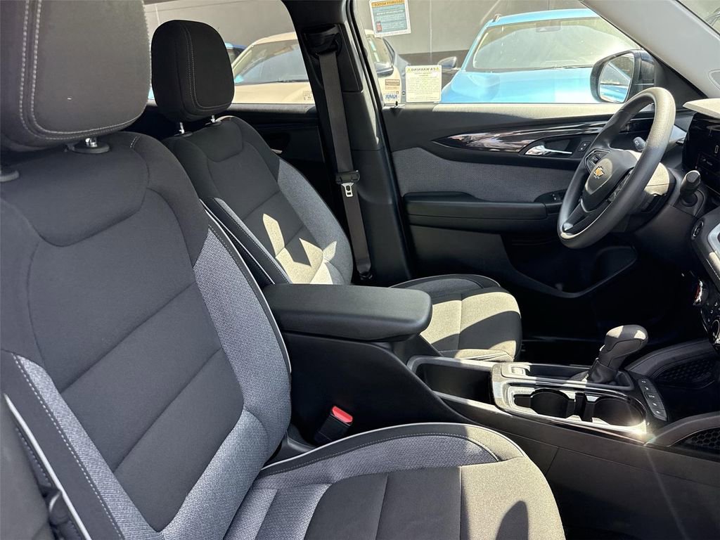 Used 2025 Chevrolet TrailBlazer LT FWD image 24