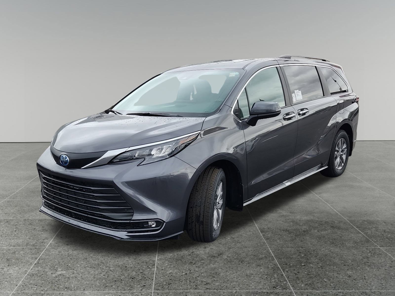 New 2025 Toyota Sienna XLE image 3