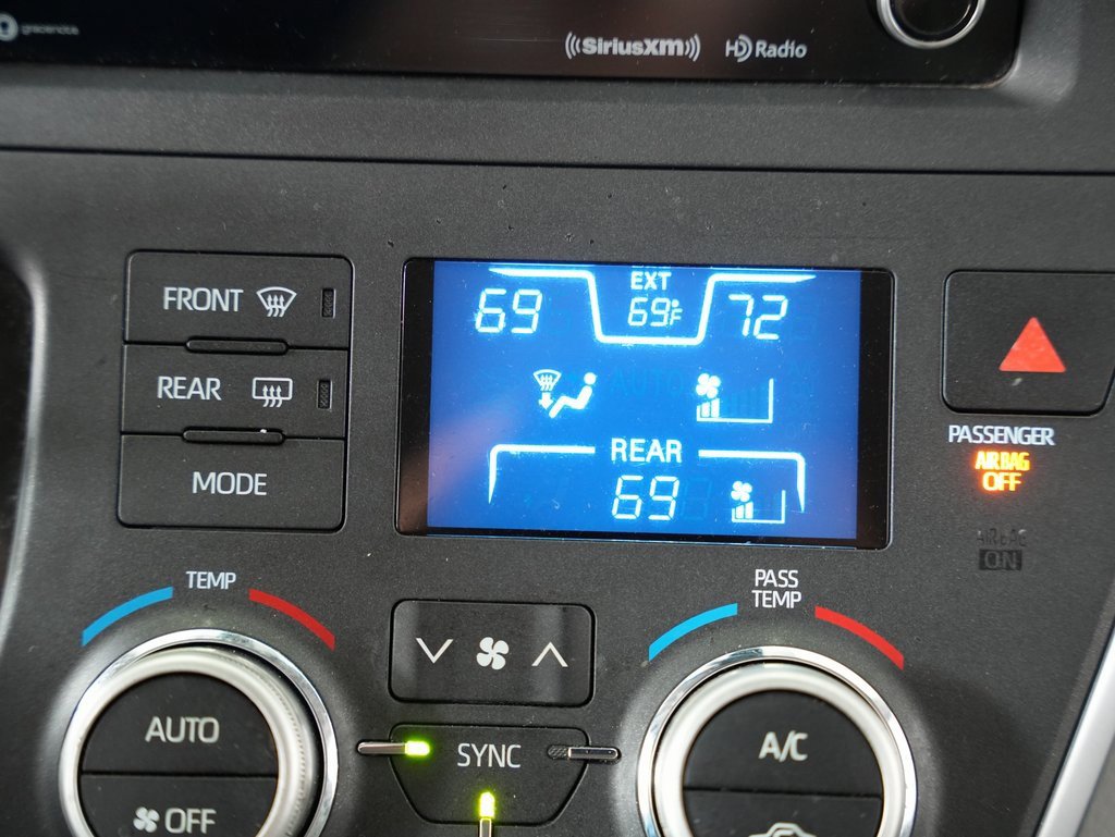 Used 2018 Toyota Sienna LE image 24