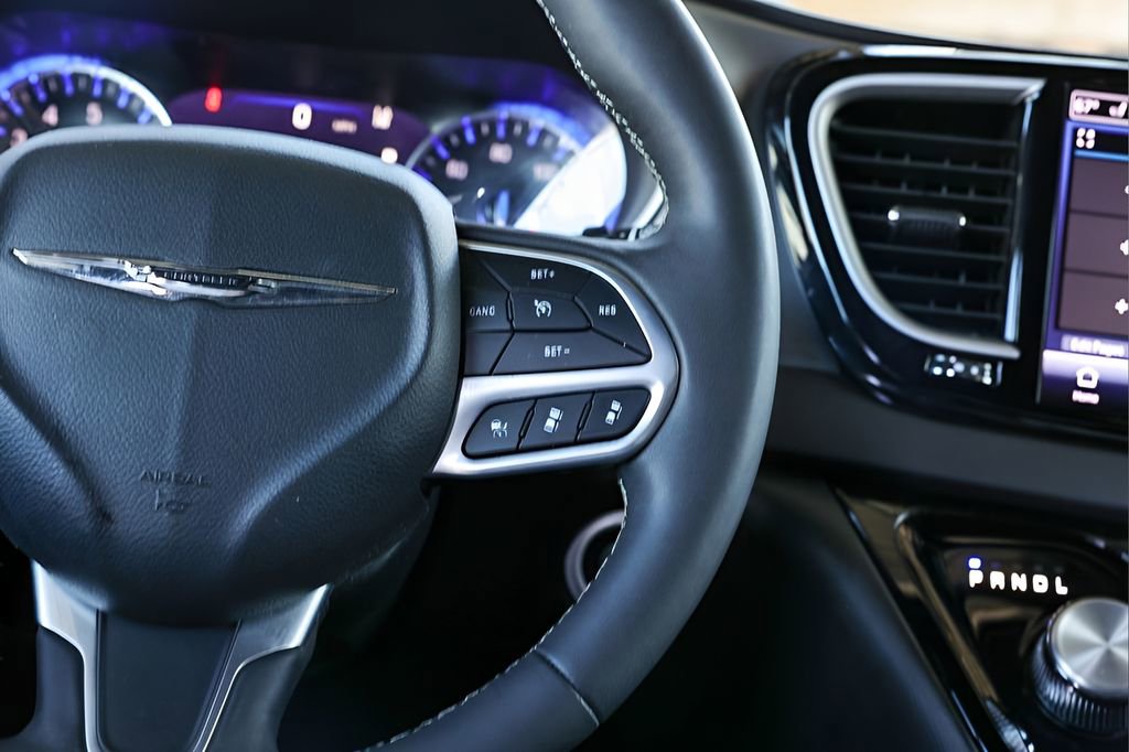 Used 2025 Chrysler Pacifica Select image 34