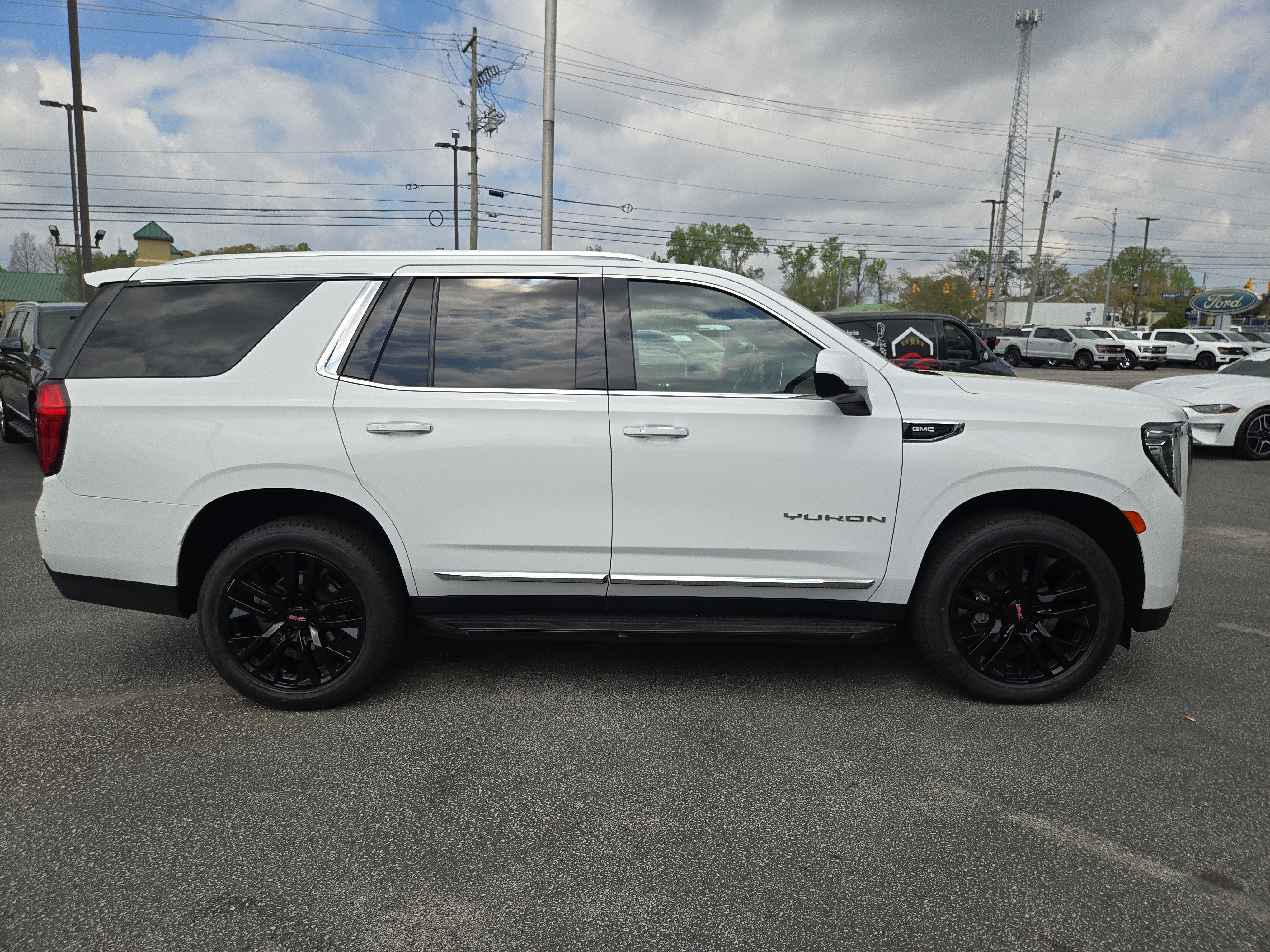 Used 2023 GMC Yukon SLT image 6