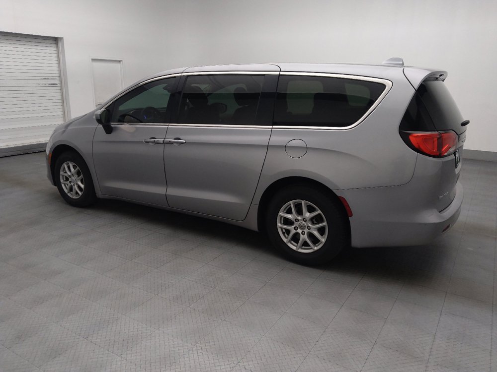 Used 2017 Chrysler Pacifica Touring FWD image 3