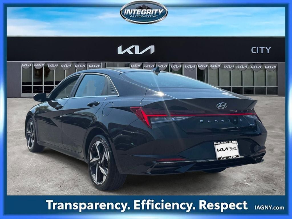 Used 2023 Hyundai Elantra Limited w/ Preferred Accessory Package FWD image 5