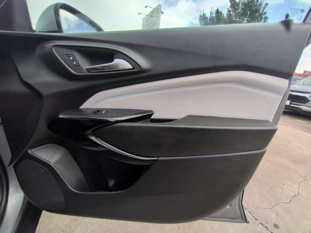 Used 2025 Chevrolet Trax LT w/ LT Convenience Package FWD image 32