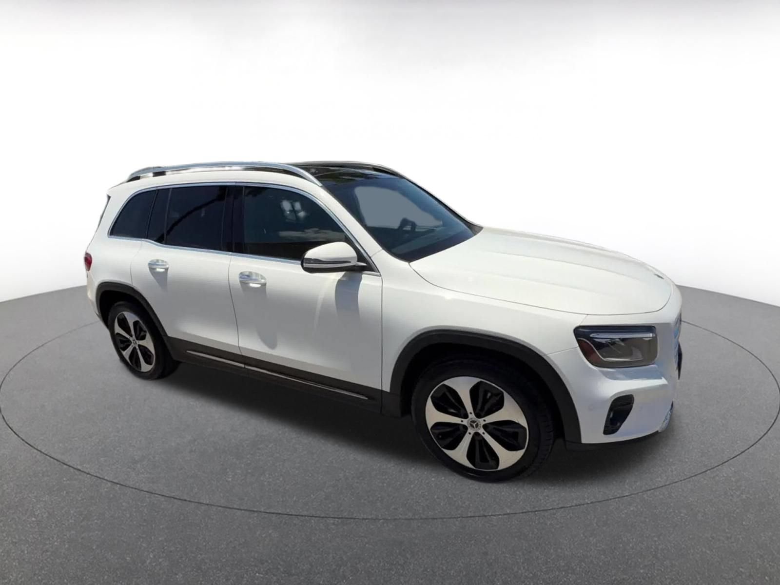 Used 2025 Mercedes-Benz GLB 250 image 2