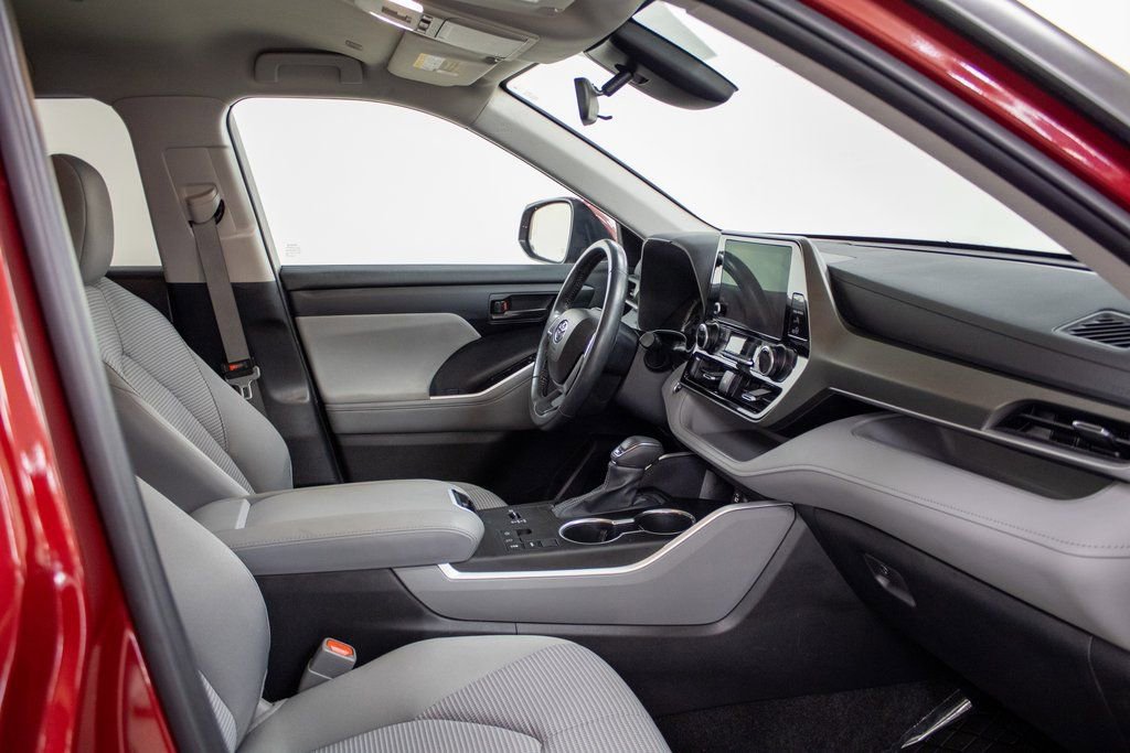 Used 2024 Toyota Highlander LE image 12