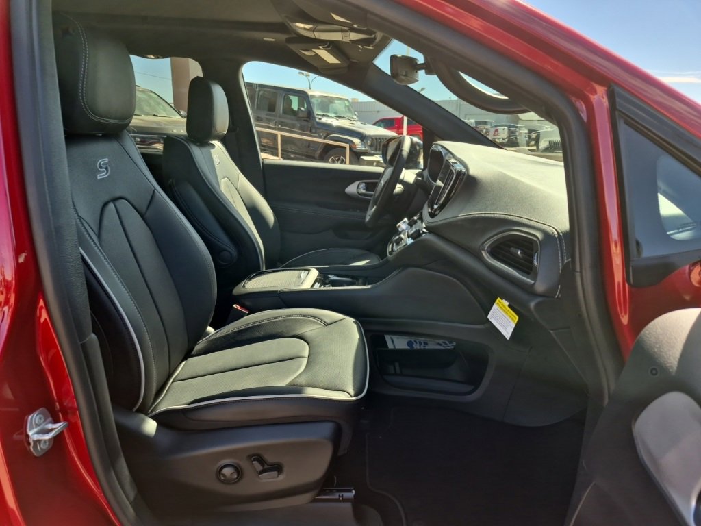 New 2025 Chrysler Pacifica Limited w/ Trailer Tow Group image 31