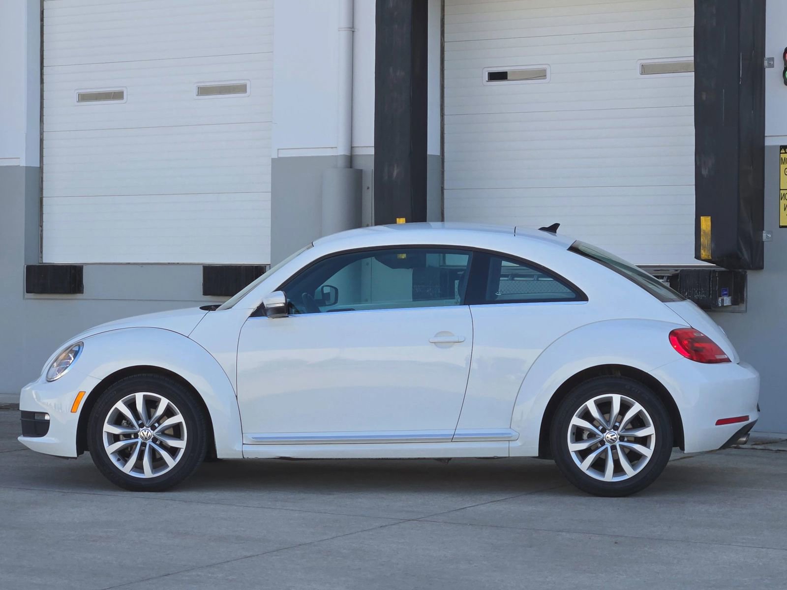 Used 2015 Volkswagen Beetle TDI FWD image 5