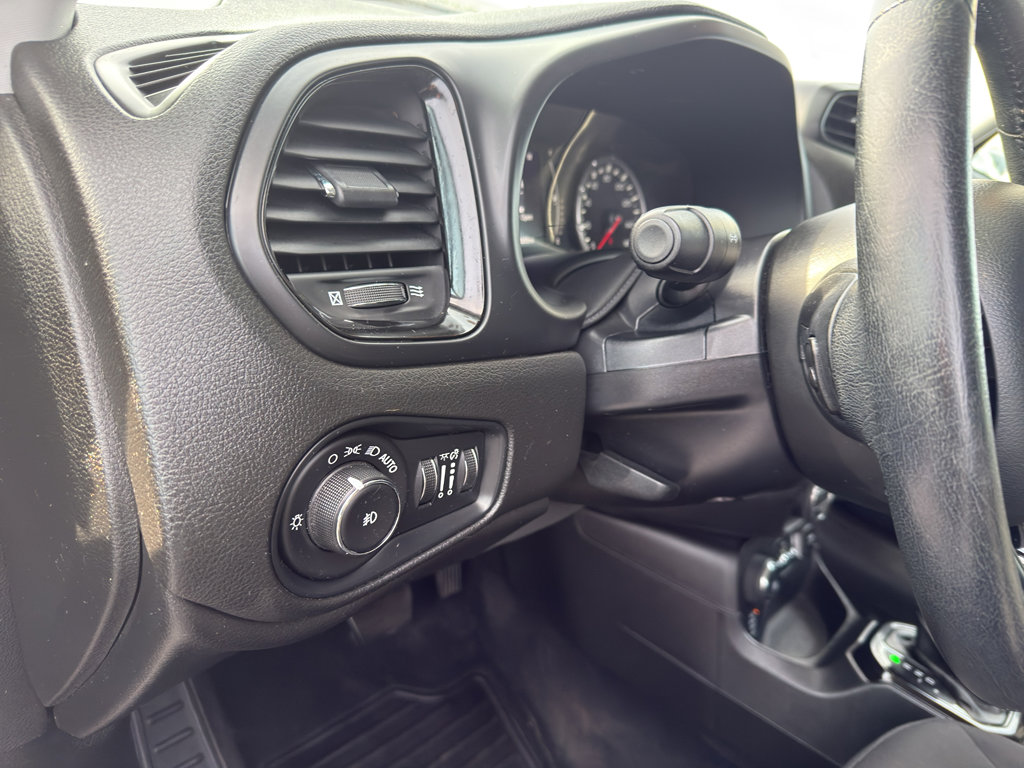 Used 2016 Jeep Renegade Latitude image 13