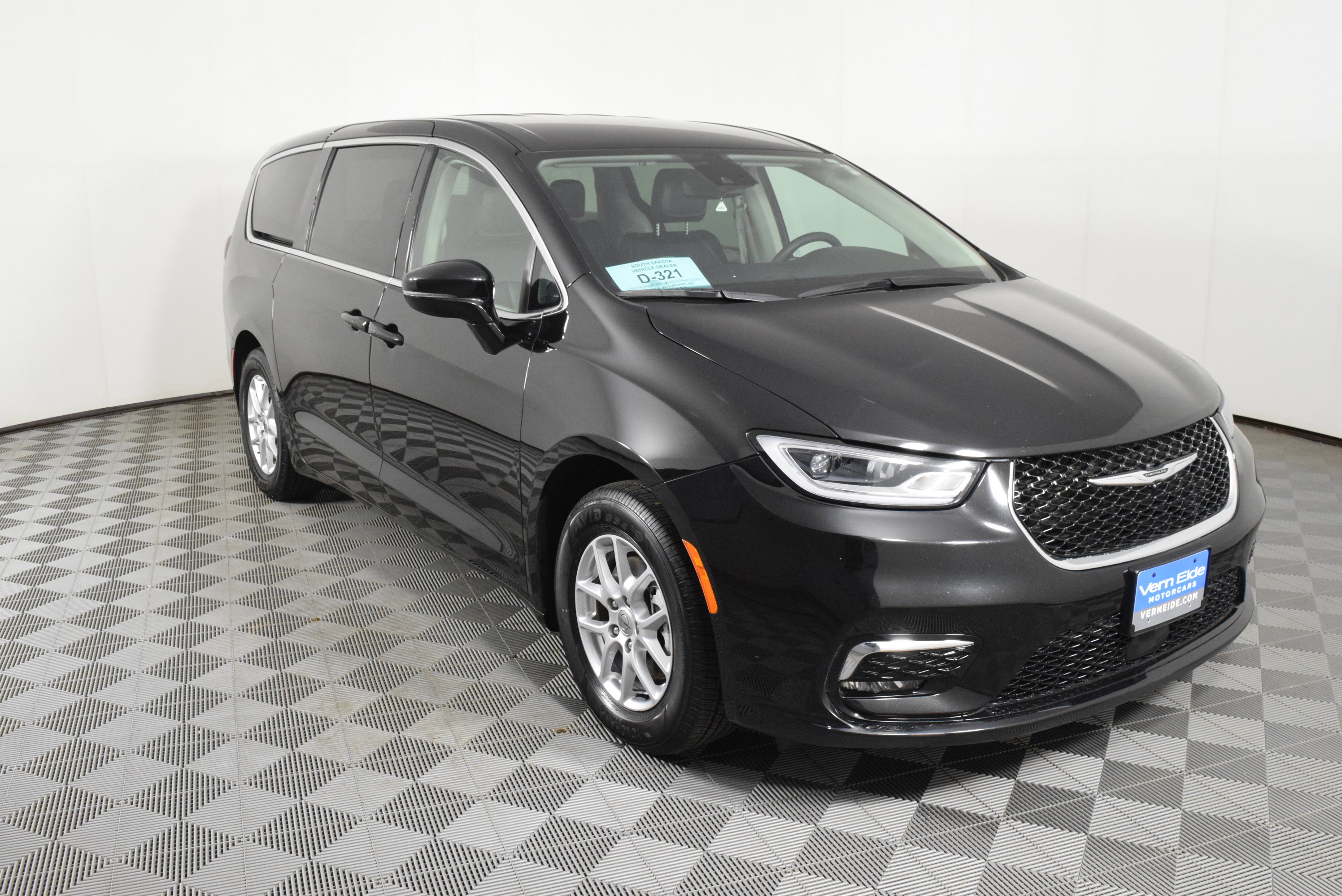 Used 2024 Chrysler Pacifica Touring-L image 3