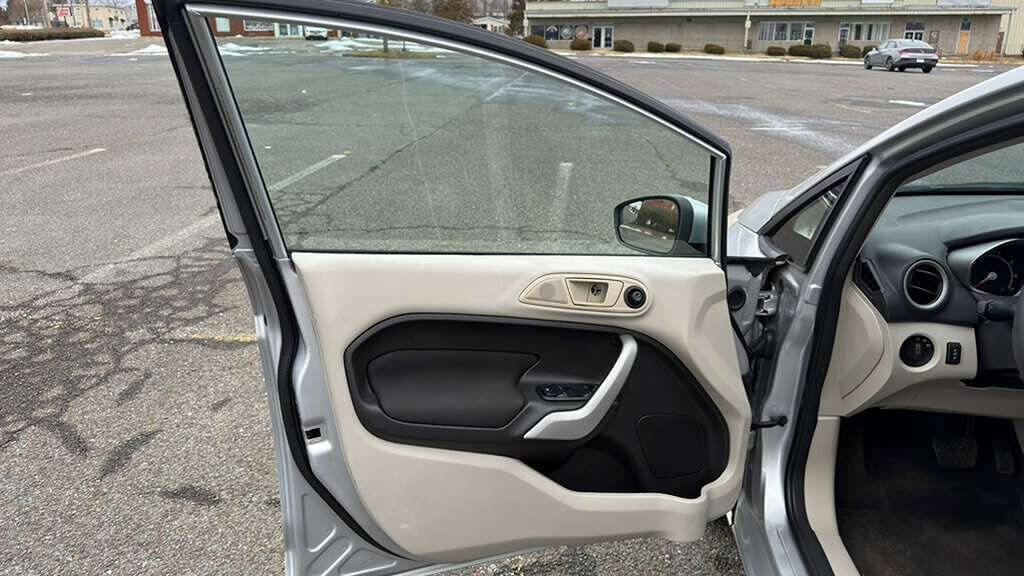 Used 2012 Ford Fiesta SE w/ Winter Pkg FWD image 17