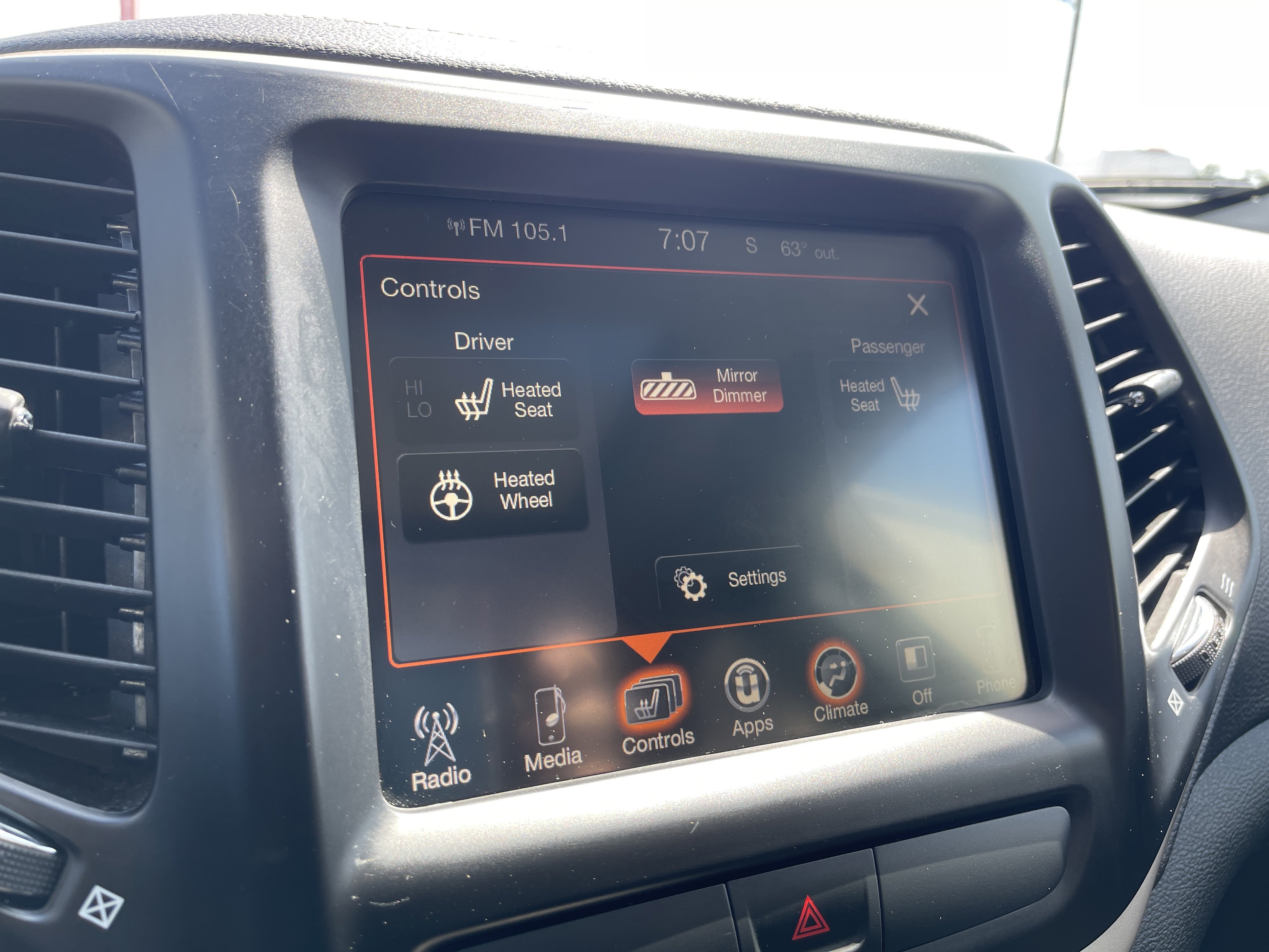 Used 2017 Jeep Cherokee Latitude AWD/4WD image 19